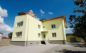 Villa Marcus - rodinný relax 200 m od Penzionu Kometa, u jezera s grilem a sdílenou kuchyní
